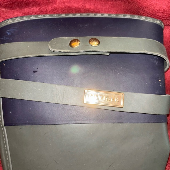 Tommy Hilfiger rain boots, size 9, army green and navy with scarlet interior - Picture 4 of 4